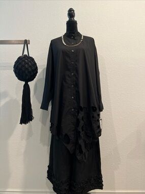 Moyuru Black Button-Down Asymmetric Shirt Sz M NWT